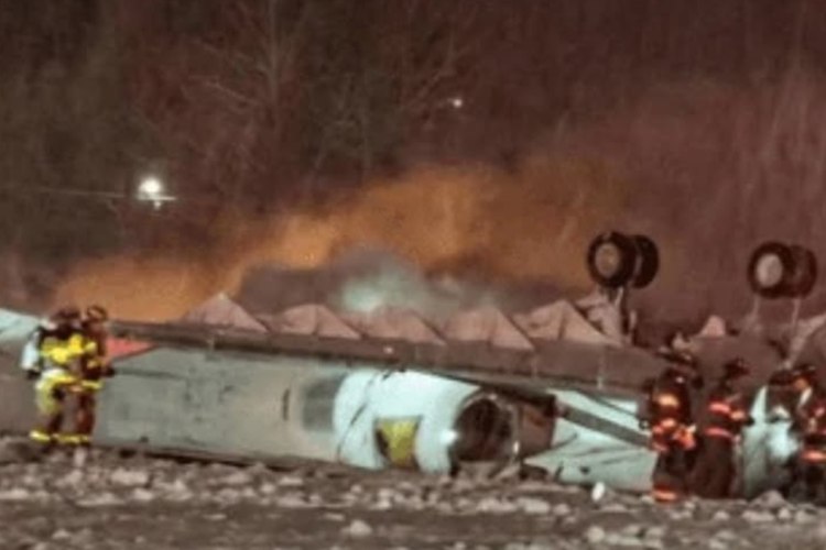 Avião cai durante decolagem e deixa diversos mortos