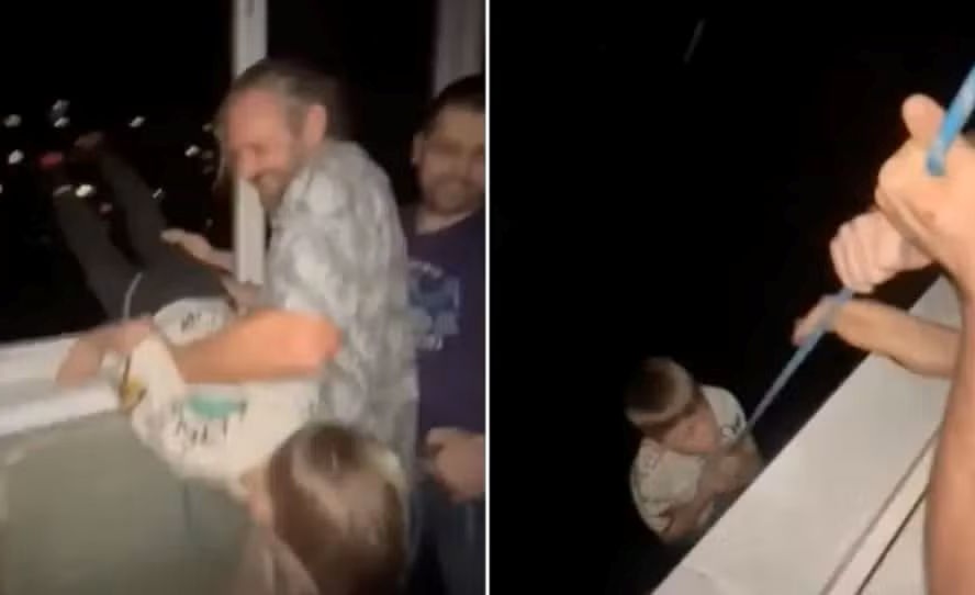 Pai pendura filho Pai pendura filho (Foto: Reprodução)