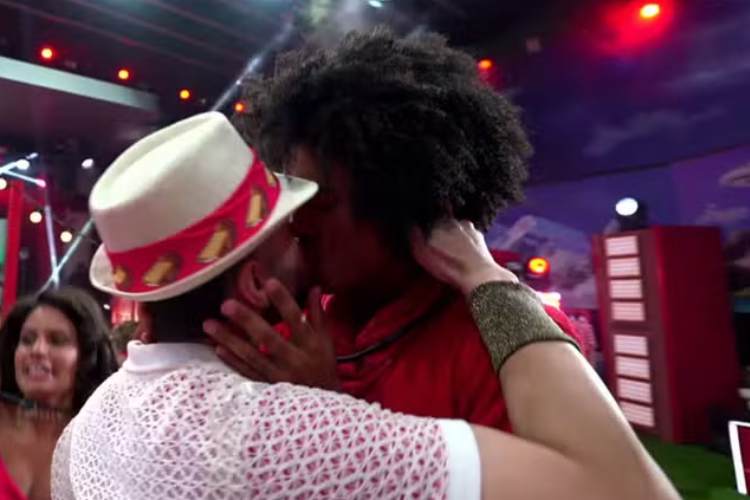 BBB26: Breno e Marcelo se beijam na festa do reality show; confira o momento