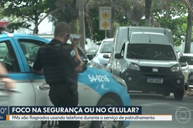 Policial no celular (Foto: Reprodução/ Globo)