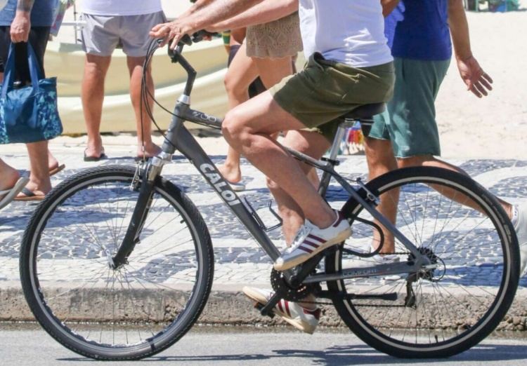Aos 73, ator global surge com o marido em bicicleta avaliada em R$ 1.899