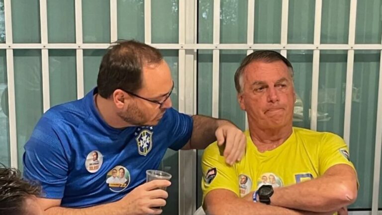 Carlos afirma que Bolsonaro nunca descumpriu a Constituição