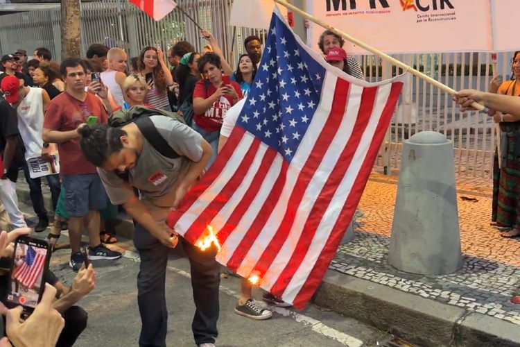 Esquerdistas ateiam fogo na bandeira dos EUA em frente ao consulado no Rio