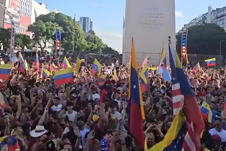 População faz festa nas ruas da Venezuela após Maduro ser capturado por Trump