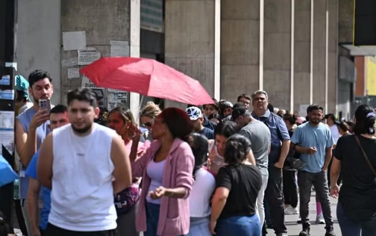 Vídeo: Venezuelanos fazem fila para comprar e estocar comida em meio a incertezas políticas