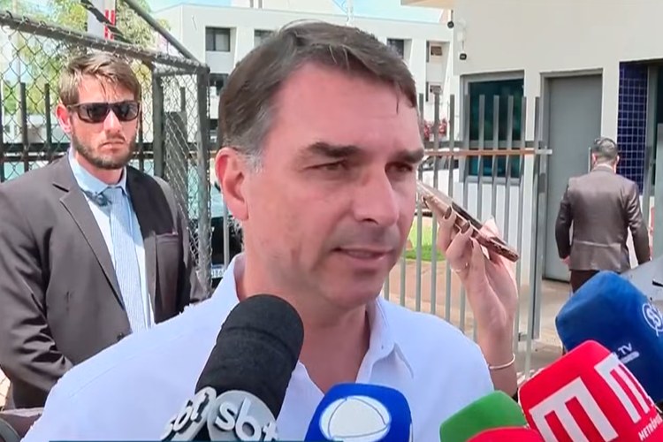 Flávio Bolsonaro entra na mira da CPMI do INSS