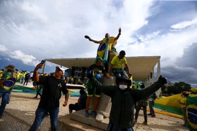 Manifestantes invadem Congresso, STF e Pal&aacute;cio do Planalto