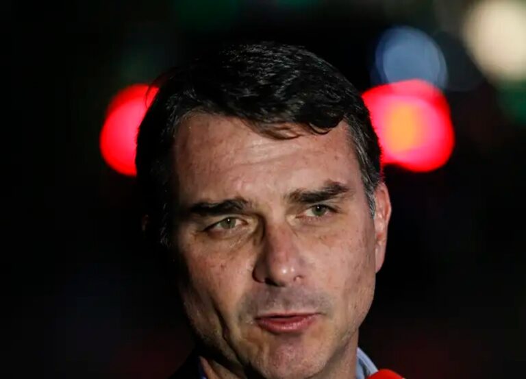 Flávio reage após Moraes enviar Bolsonaro à Papudinha: “Grave”