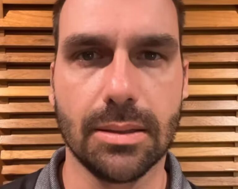Eduardo Bolsonaro é processado por abandonar cargo na PF