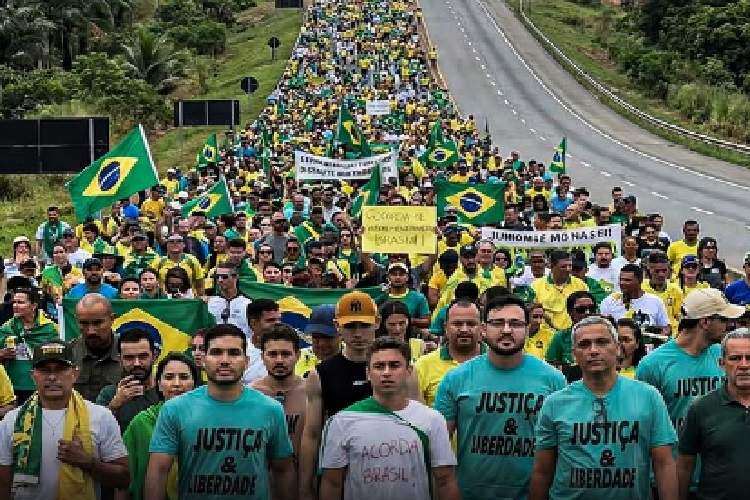 Foto fake de caminhada de Nikolas Ferreira (Foto: Instagram) Foto fake de caminhada de Nikolas Ferreira (Foto: Instagram)