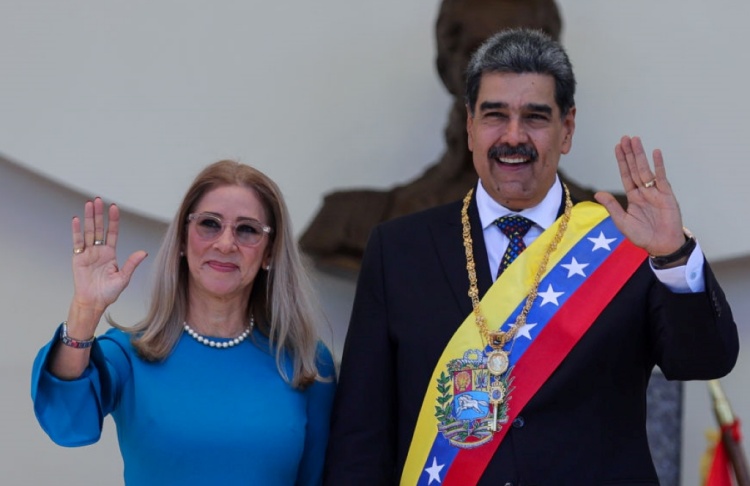 Maduro e esposa foram capturados dentro do quarto, diz TV dos EUA