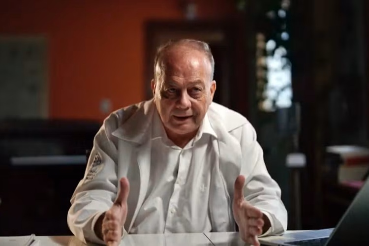 Dr Ítalo Venturelli e ET de Varginha (Foto: Reprodução)