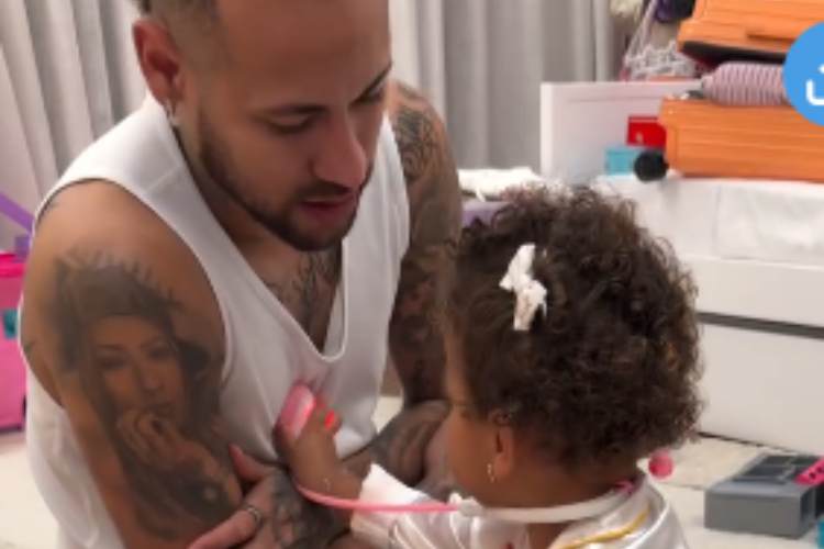 Neymar Jr compartilha momento fofo com a filha, Mavie: “Sendo examinado”