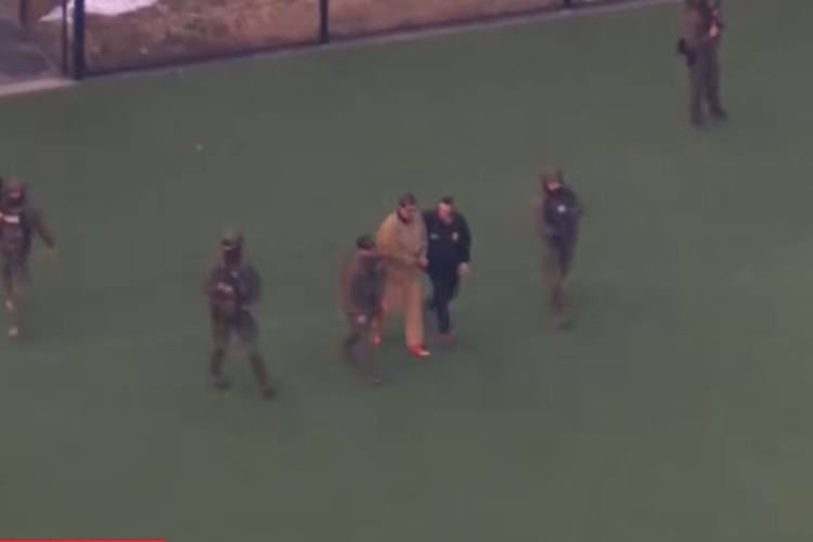 Com roupa de prisioneiro, Maduro é visto a caminho de tribunal em Nova York