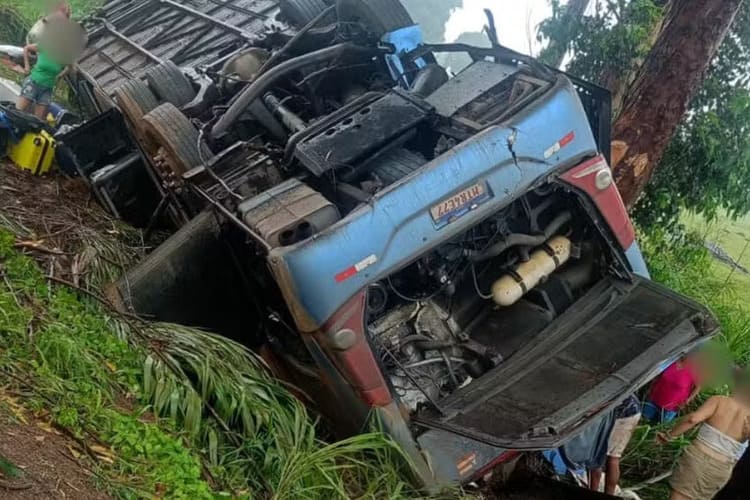 Ônibus capota em acidente (Fonte:Redes Socias/Divulgação)