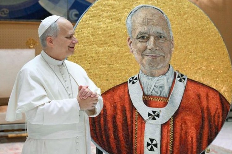 Papa Leão XIV recebe mosaico circular