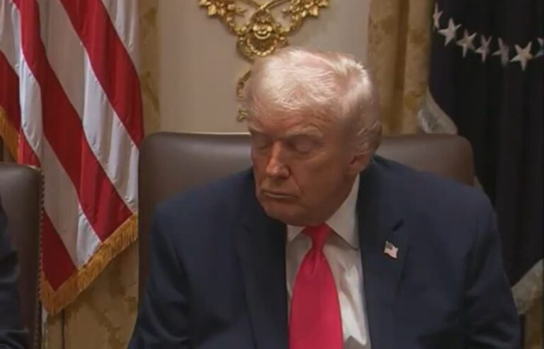 Trump dorme em reunião e preocupa sobre sua saúde
