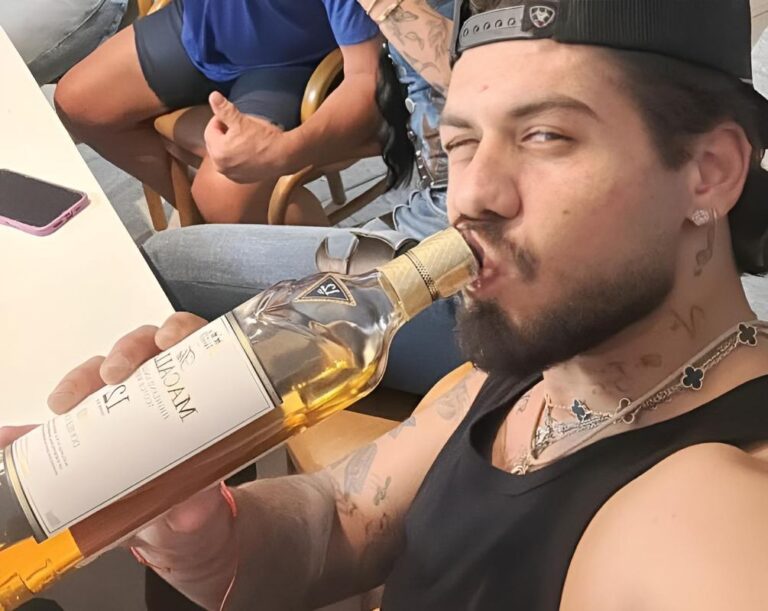 Zé Felipe desmente que parou de beber: “Água demais mata a planta”