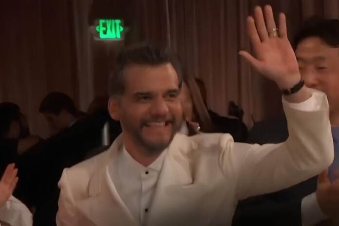 Wagner Moura durante a vítoria do filme 'A Gente Secreto' no 'Globo de Ouro' (Reprodução TV Globo/Golden Globes)