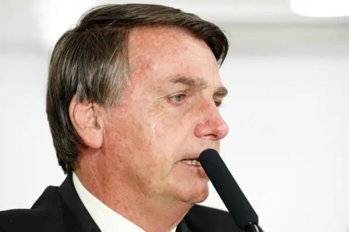 Jair Bolsonaro com microfone na boca Carolina Antunes/PR