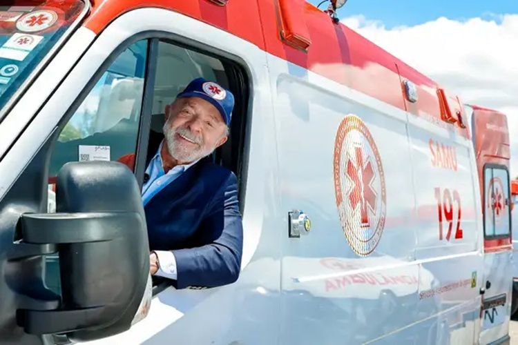 Lula dirige ambulância Ricardo Stuckert / PR