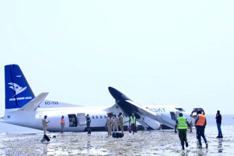 Avião com 55 passageiros faz pouso de emergência em praia