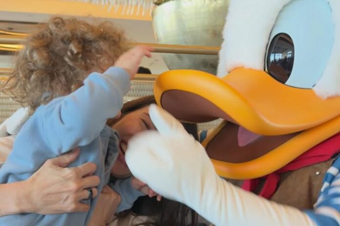 Benjamin com Rebeca Abravanel e o pato Donald