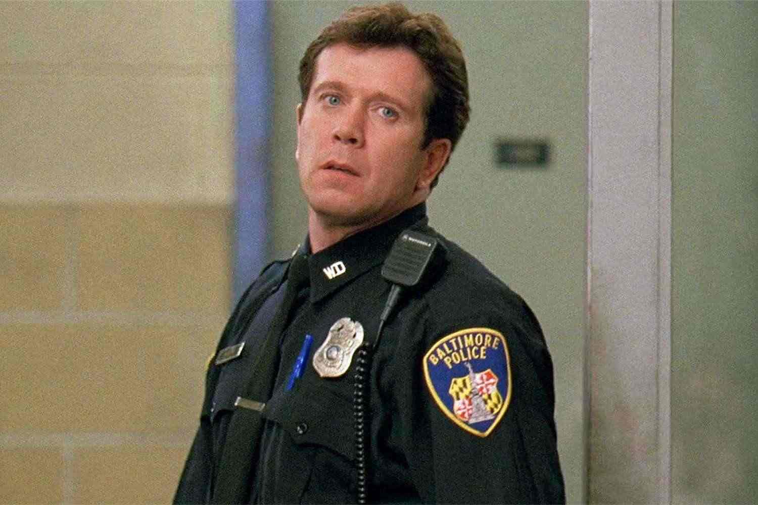 Bobby J. Brown interpretou o Oficial Bobby Brown (ou Robert Brown), um policial uniformizado do Distrito Oeste, na série The Wire Bobby J. Brown interpretou o Oficial Bobby Brown (ou Robert Brown), um policial uniformizado do Distrito Oeste, na série The Wire