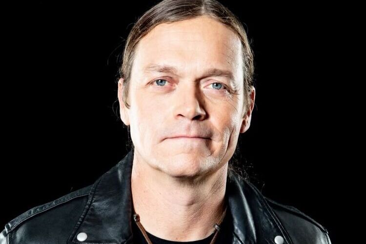 Morre vocalista do 3 doors down após enfrentar câncer