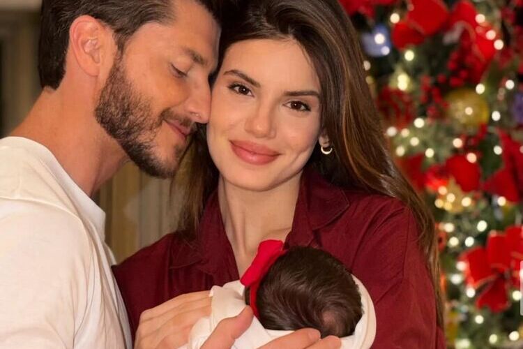 Camila Queiroz, Klebber Toledo e Clara (Fonte: Instagram)