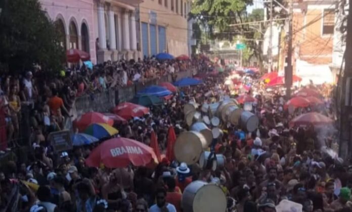 Carmelitas interrompe cortejo - Reprodução: Instagram Carmelitas interrompe cortejo - Reprodução: Instagram