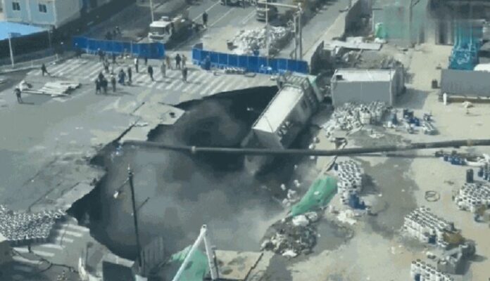 Cratera se abre em Xangai - Reprodução: Redes Sociais