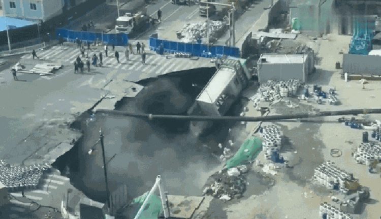 Vídeo: Cratera gigante engole obras do metrô na China e imagens chocam o mundo