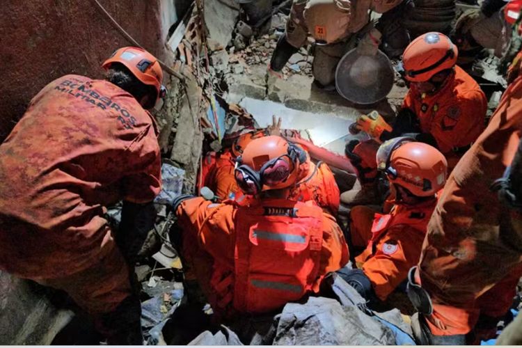 Tragédia no Maracanã: Casas desabam e bombeiros tentam tirar mãe e filha dos escombros