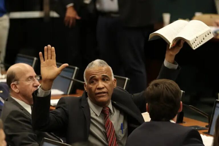Deputado e pastor ex-gay diz a folião: “Esse furico agora é de Deus”