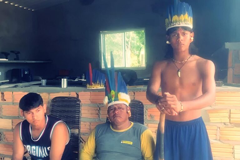 Filhos de indígena mostram tornozeleira e fazem apelo a Moraes; assista!