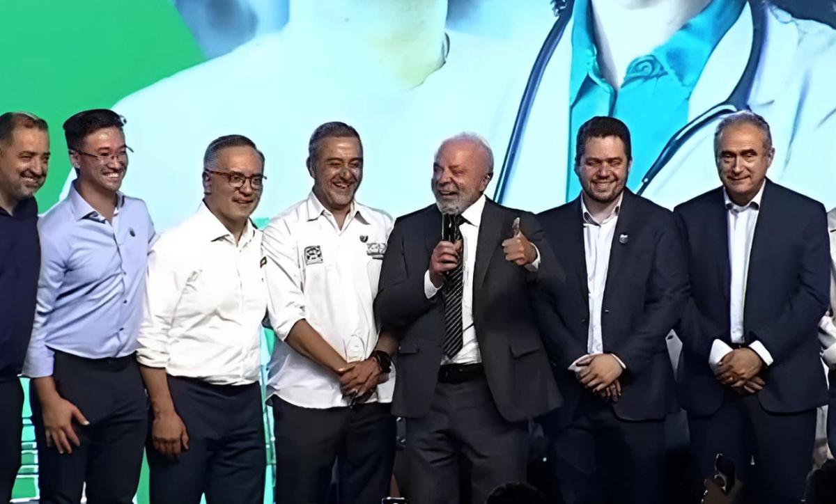 Lula posa com prefeitos do PL