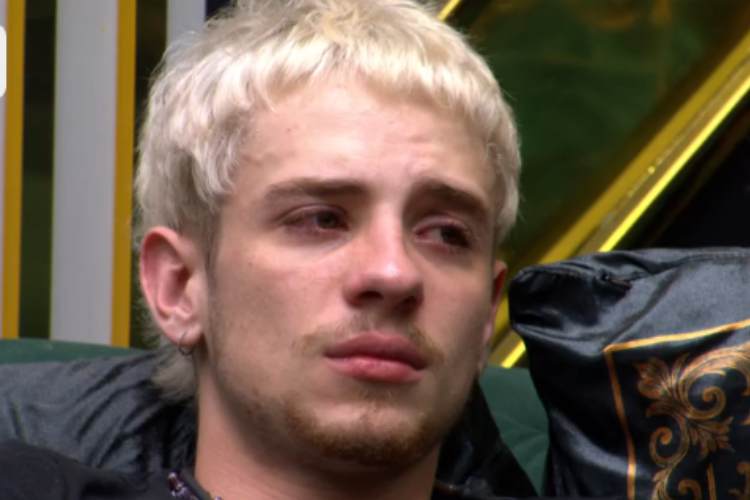 BBB26: Juliano Floss tem forte crise de choro e acaba sendo amparado