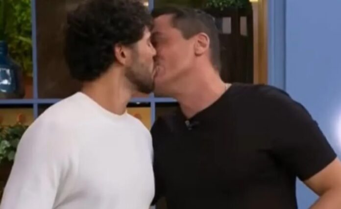 Leo Dias beija o namorado no 'Melhor da Tarde' - Reprodução: Instagram Leo Dias beija o namorado no 'Melhor da Tarde' - Reprodução: Instagram