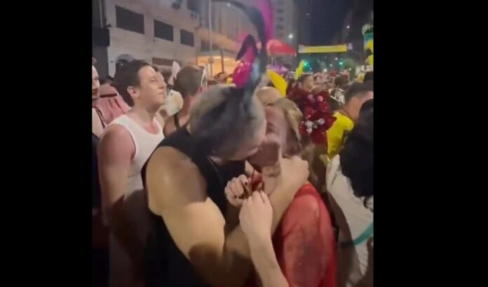 Linbergh Farias e Gleisi Hoffmann se beijam em bloco no Rio - Reprodução: X