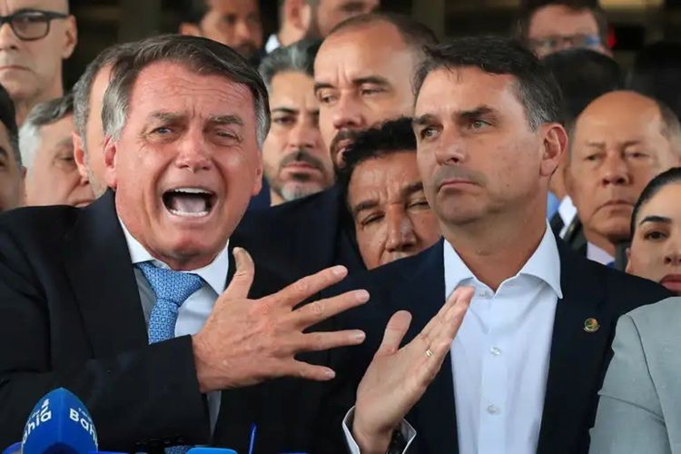 Jair Bolsonaro indicando Flávio (Lula Marques/Agência Brasil)