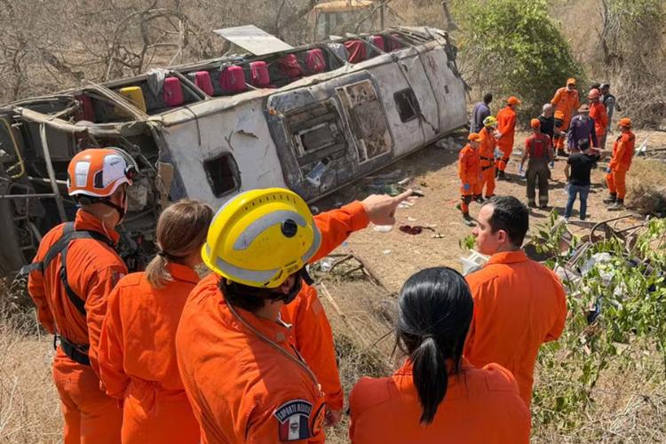 Ônibus com romeiros capota e deixa 15 mortos