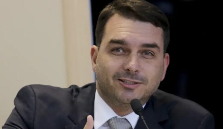 Feliz com o pai doente? Flávio Bolsonaro se explica após polêmica