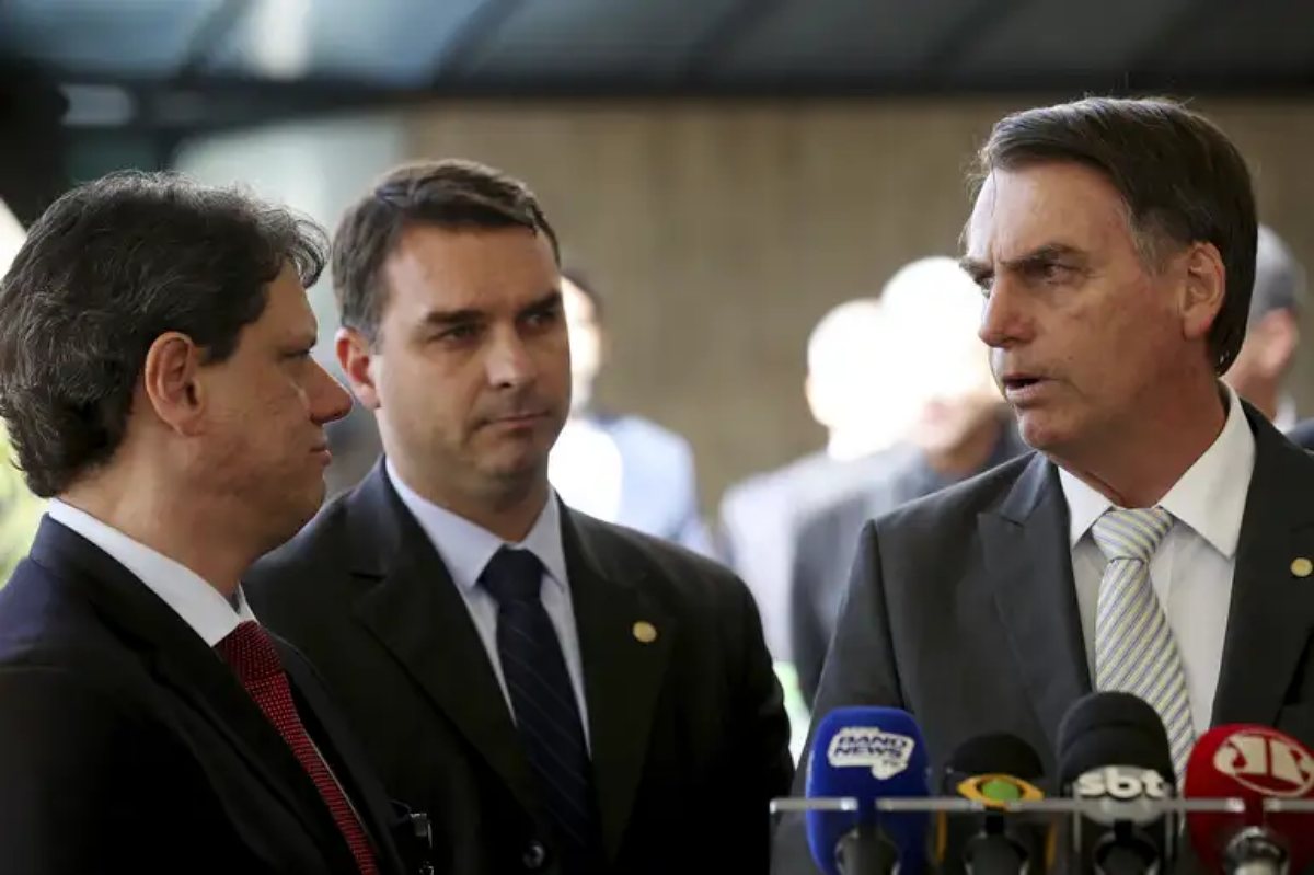 Tarcísio de Freitas, Flávio e Jair Bolsonaro