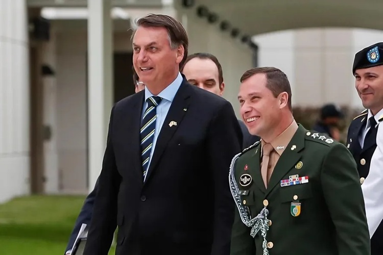 Jair Bolsonaro e seu ajudante de ordens, Mauro Cid — Foto: Reprodução/Alan Santos / PR/Divulgação