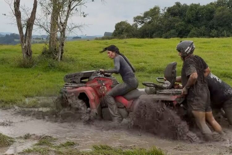 Ana Castela compartilha trator atolado (Fonte: Instagram)