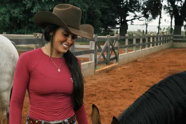 Comentário de Poliana Rocha em post de Ana Castela chama atenção