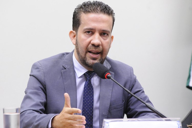 André Janones promete fazer Flávio Bolsonaro chorar com derrota nas Eleições: “macetar esse verme”