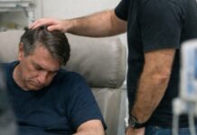 Carlos Bolsonaro encontra pai ‘apagado’ no hospital e vai aos prantos