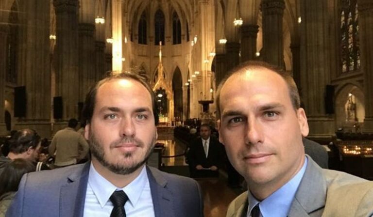 Carlos quebra o silêncio ao falar sobre ausência de Eduardo Bolsonaro ao lado do pai